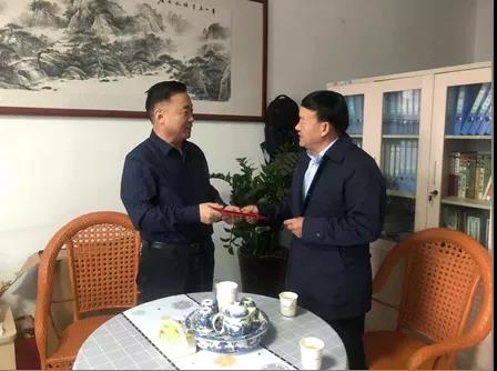 敦煌種業領導看望慰問公司老干部、老黨員及困難黨員職工